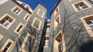 Vista frontal de la propiedad