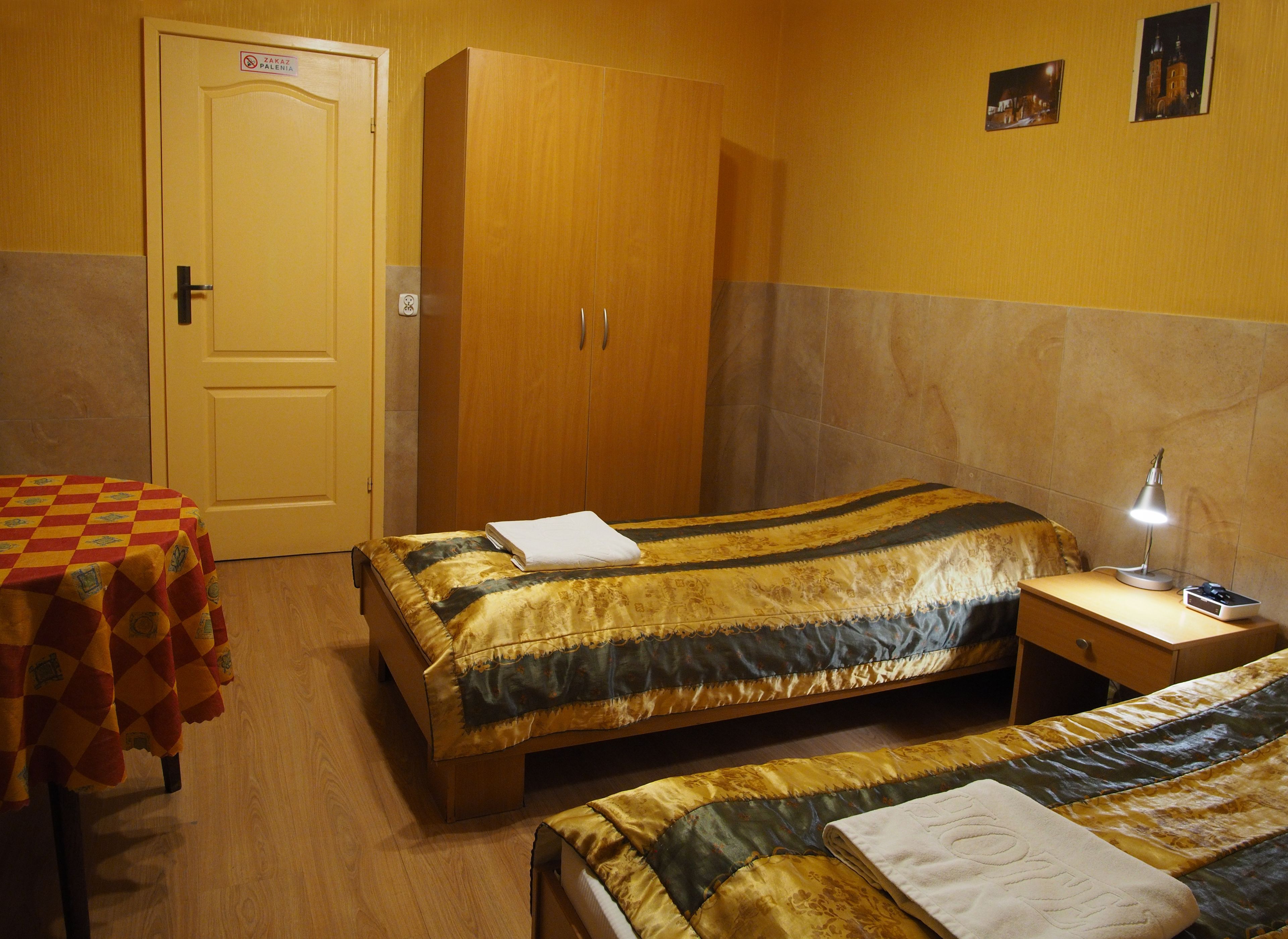 basic twin room | in-room safe, free cots/infant beds, free wifi, bed sheets