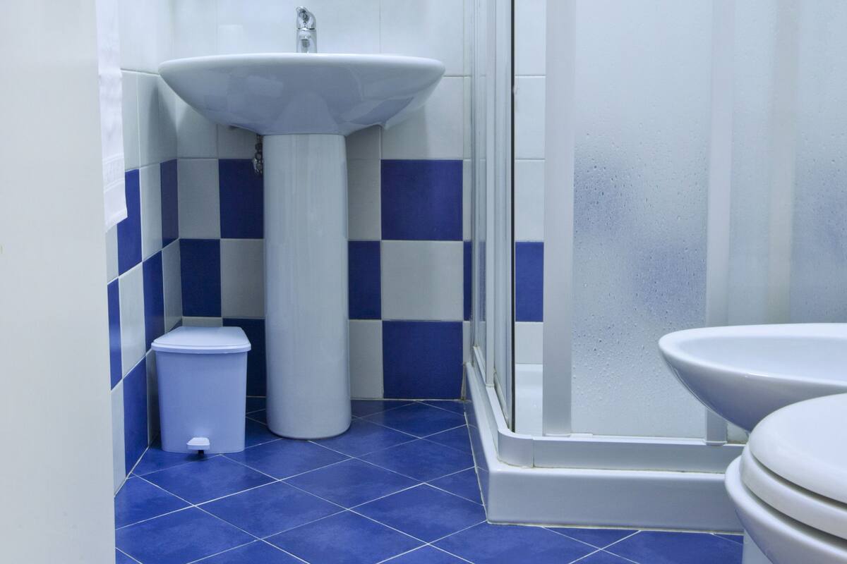 basic double room, 1 double bed | bathroom | shower, free toiletries, hair dryer, bathrobes