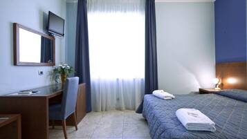 Habitación básica doble, 1 cama doble | Minibar, caja fuerte, escritorio y tabla de planchar con plancha