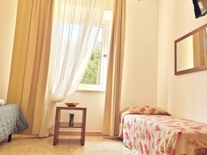 Minibar, in-room safe, desk, iron/ironing board - Hotel San Martino (Syracuse)