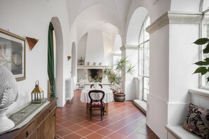Studio Suite | Couples’ dining
