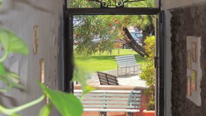 An open doorway with a bench and a potted plant in the foreground. - I Mastrazzi B & B (Riposto)
