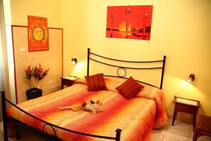 Trippelrum | 1 sovrum, unika möbler, skrivbord och strykjärn/strykbräda