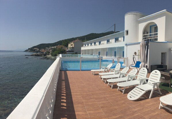 Piscina stagionale all'aperto, lettini