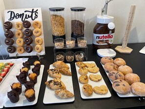 Se ofrece desayuno completo por un coste adicional