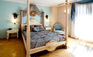 Habitación Matrimonio deluxe, balcón | Ropa de cama de alta calidad, minibar, caja fuerte
