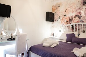 Standard Room (Ortensia) | Minibar, individually decorated, individually furnished, desk - Bed Boutique Napoli Colors (Naples)