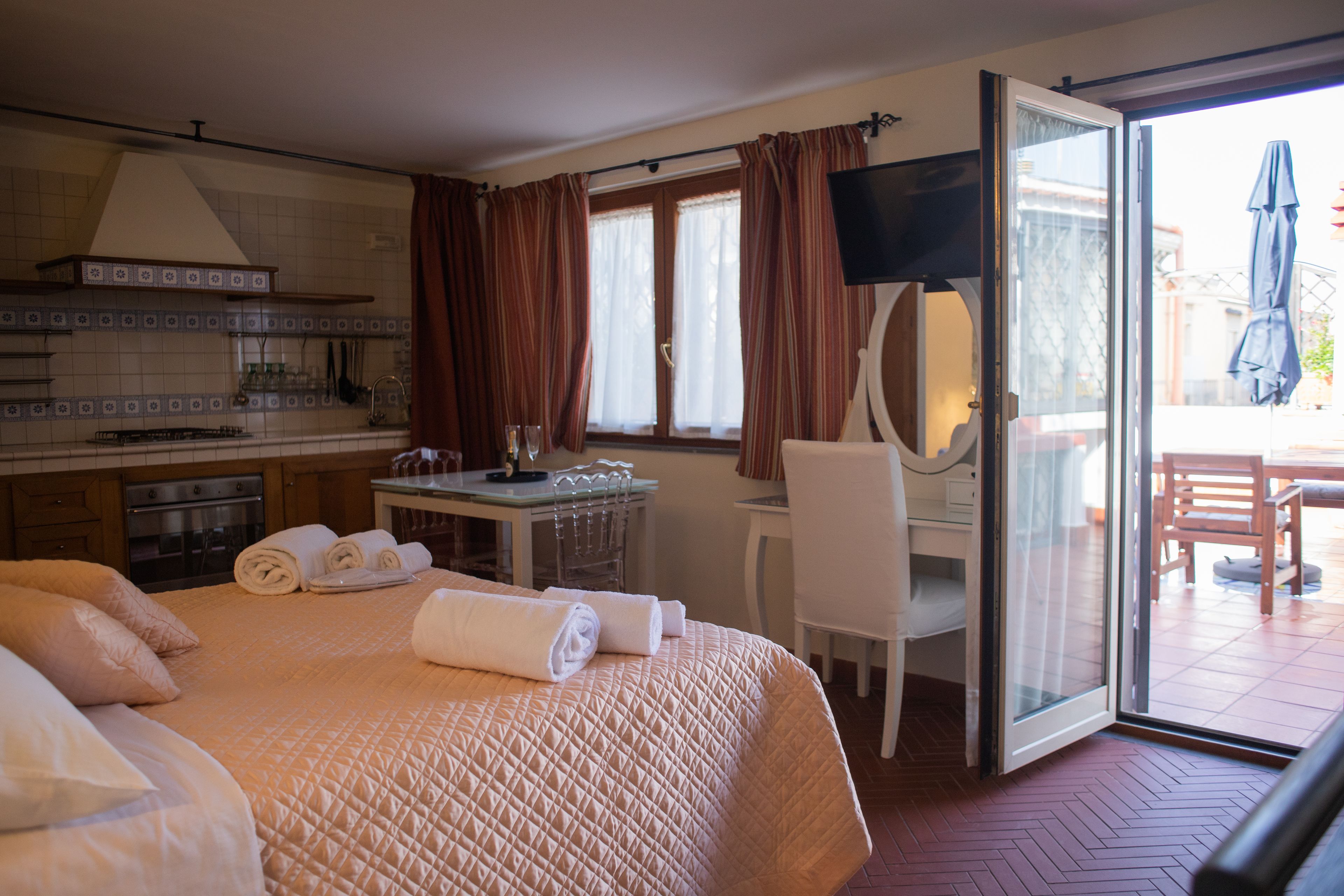 Panoramic Studio Suite, Terrace, City View (Pesco) | Minibar, individually decorated, individually furnished, desk