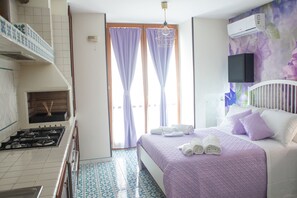 Deluxe Studio, Balcony, City View (Glicine) | Minibar, individually decorated, individually furnished, desk - Bed Boutique Napoli Colors (Naples)