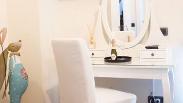 Standard Room (Viola) | Minibar, individually decorated, individually furnished, desk