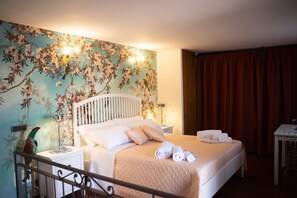 Studiosvit Panoramic - terrass - utsikt mot staden (Pesco) | Minibar, individuell inredning, unika möbler och skrivbord