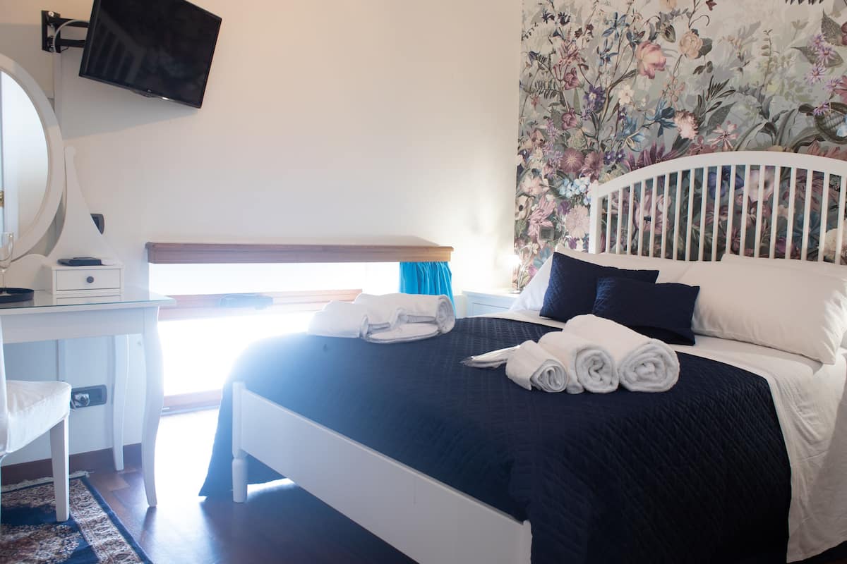 Standard Room (Viola) | Minibar, individually decorated, individually furnished, desk