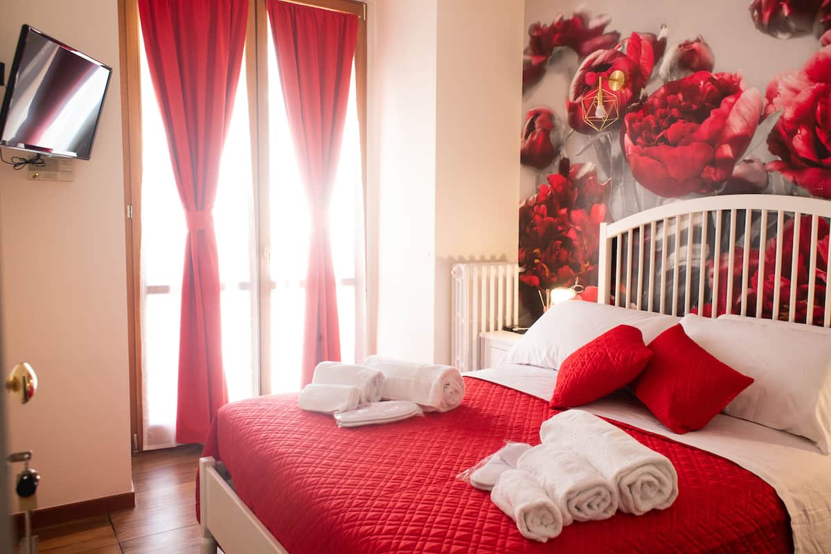 Standard Room, Balcony, City View (Rosa) | Minibar, individually decorated, individually furnished, desk