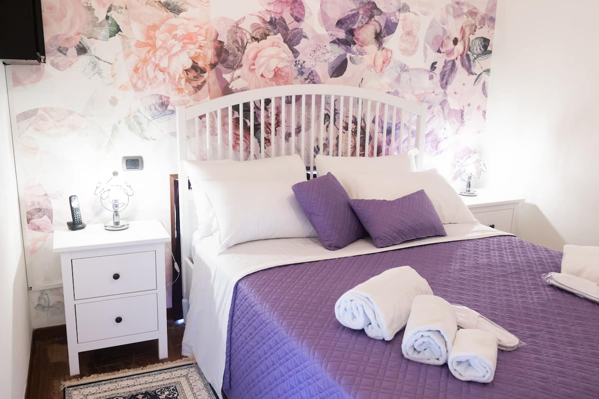 Standard Room (Ortensia) | Minibar, individually decorated, individually furnished, desk