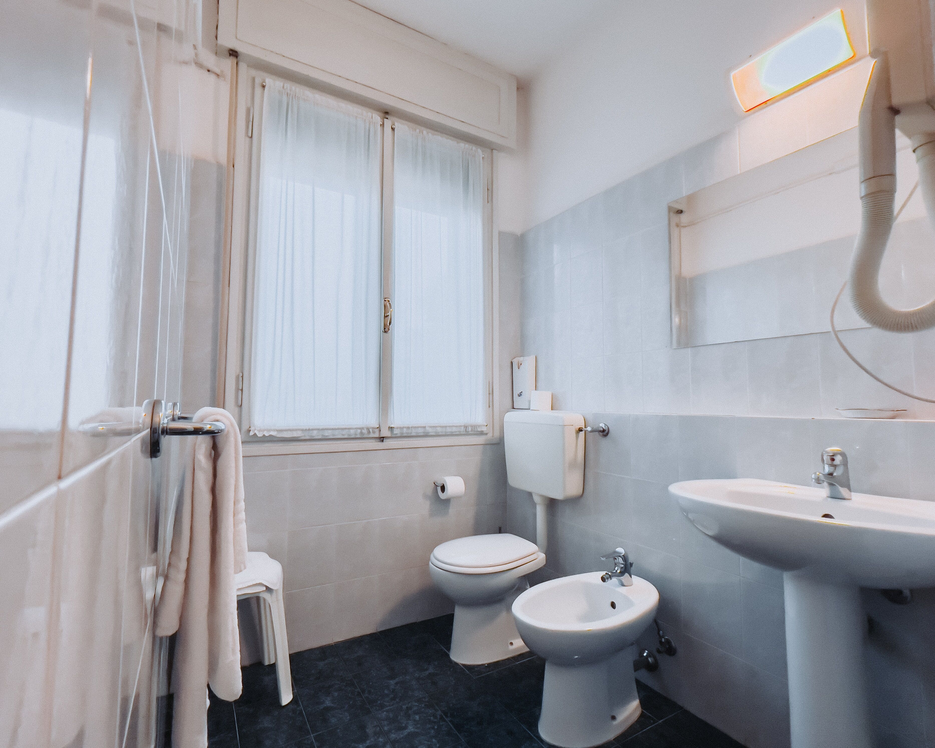 Comfort Single Room | Bathroom | Rainfall showerhead, hair dryer, bidet, towels