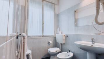 Comfort Single Room | Bathroom | Rainfall showerhead, hair dryer, bidet, towels