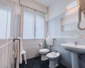 Singola Comfort | Bagno | Soffione a pioggia, asciugacapelli, bidet, asciugamani