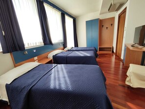 Triple Room | In-room safe, desk, blackout drapes, soundproofing