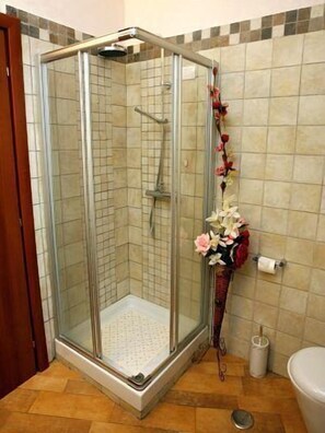 Triple Room | Bathroom shower - B&B Luana Inn Airport (Fiumicino)