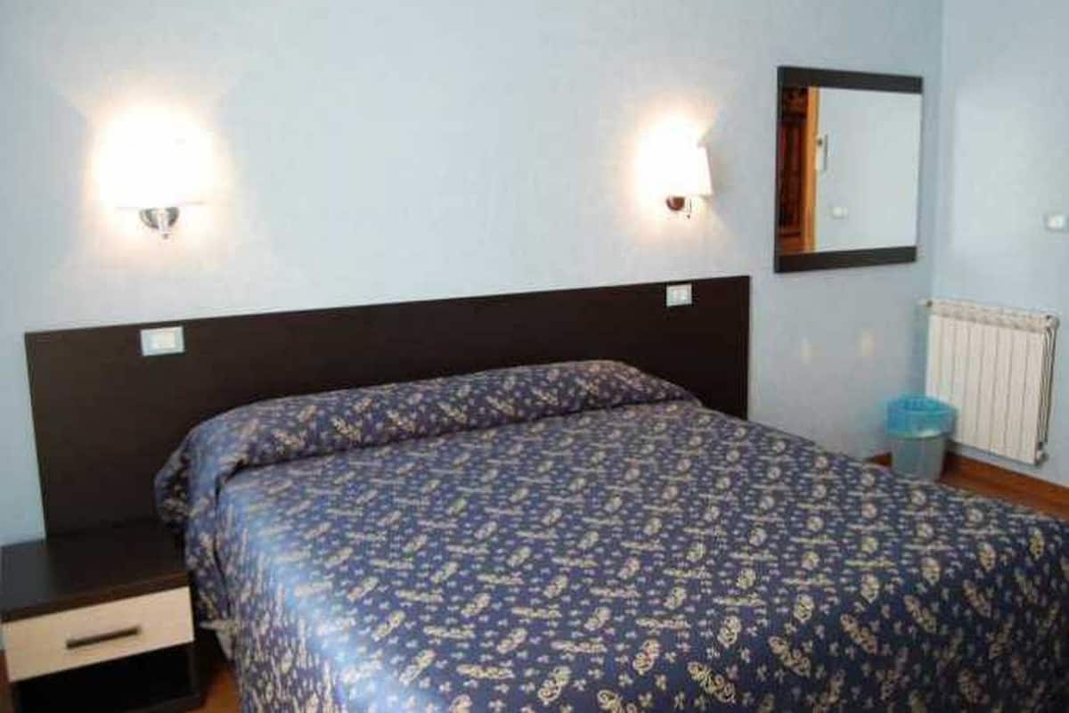 In-room safe, desk, free WiFi