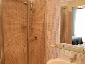 Douche, serviettes fournies