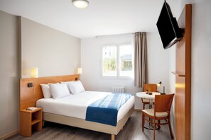 Een bureau, gratis babybedden, gratis wifi, beddengoed