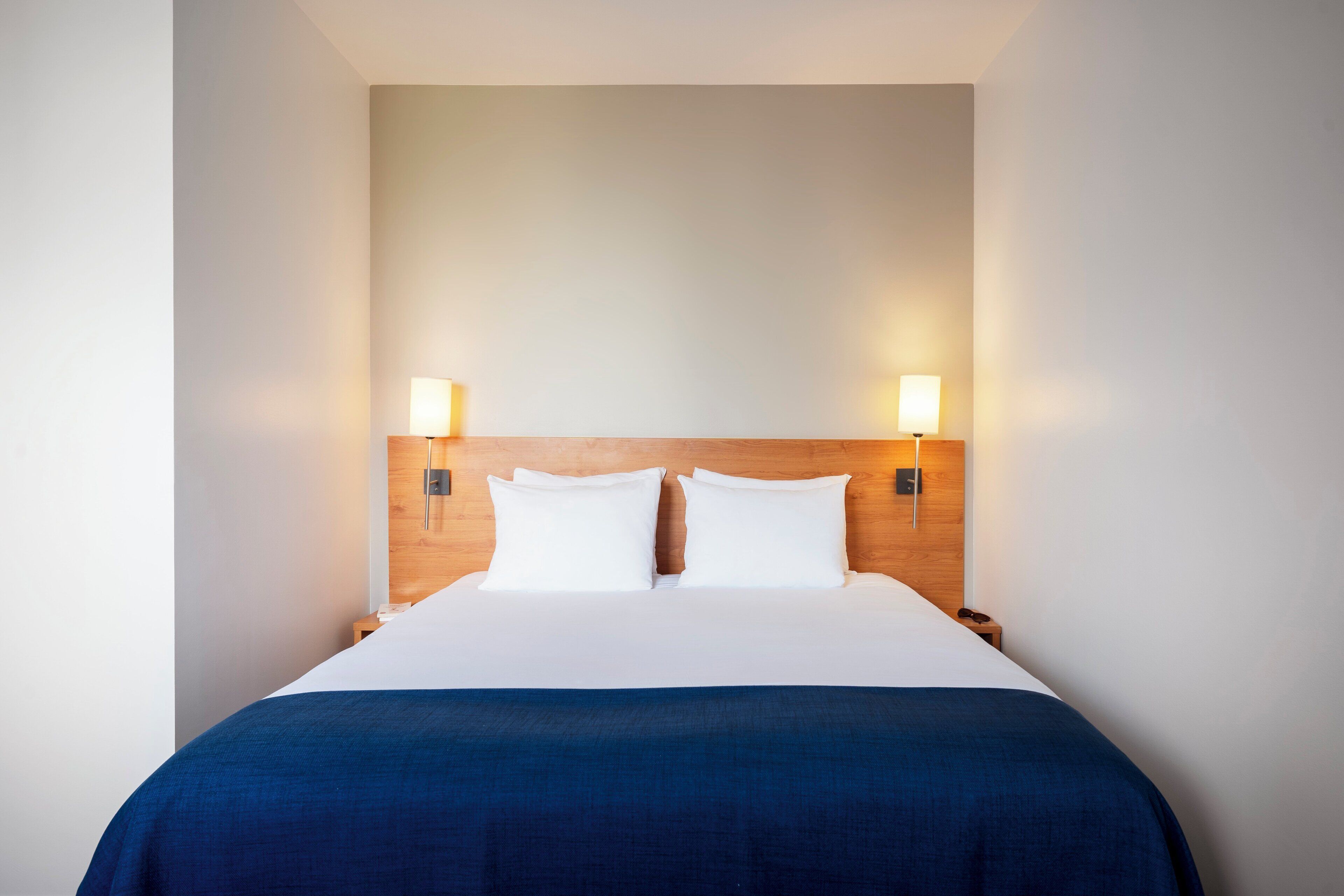 Desk, cribs (free), WiFi (free), bed sheets