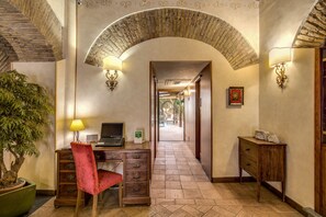 Lobby sitting area - Residenza San Calisto (Rome)
