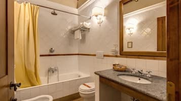 Vierpersoonskamer | Badkamer | Een regendouche, gratis toiletartikelen, een haardroger, pantoffels