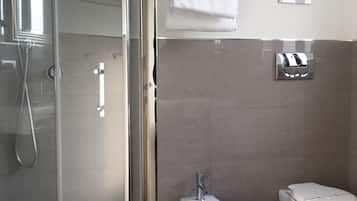 Camera doppia | Bagno | Doccia, soffione a pioggia, set di cortesia gratuito, asciugacapelli