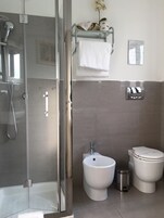 Camera doppia | Bagno | Doccia, soffione a pioggia, set di cortesia gratuito, asciugacapelli