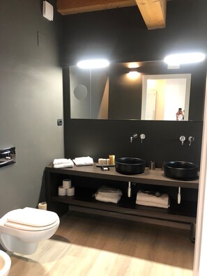 Suite Executive | Bathroom | Rainfall showerhead, hair dryer, bidet, towels - Continental Urban Art Hotel (Zola Predosa)