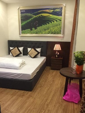 Minibar, in-room safe, desk, blackout curtains - Hanoi Street Hotel (Hanoi)