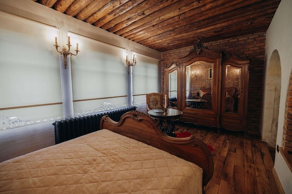 Premium bedding, down comforters, minibar, in-room safe