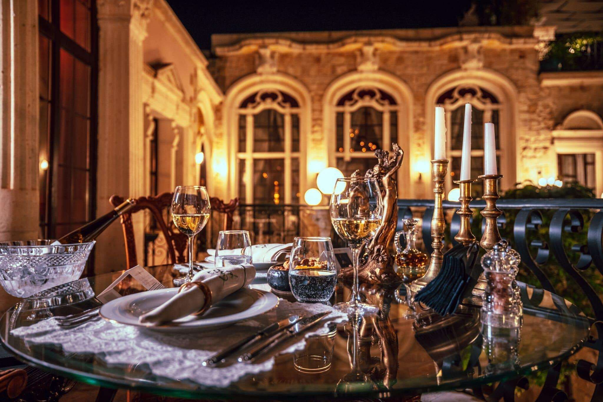 Se sirven cenas y cocina internacional 