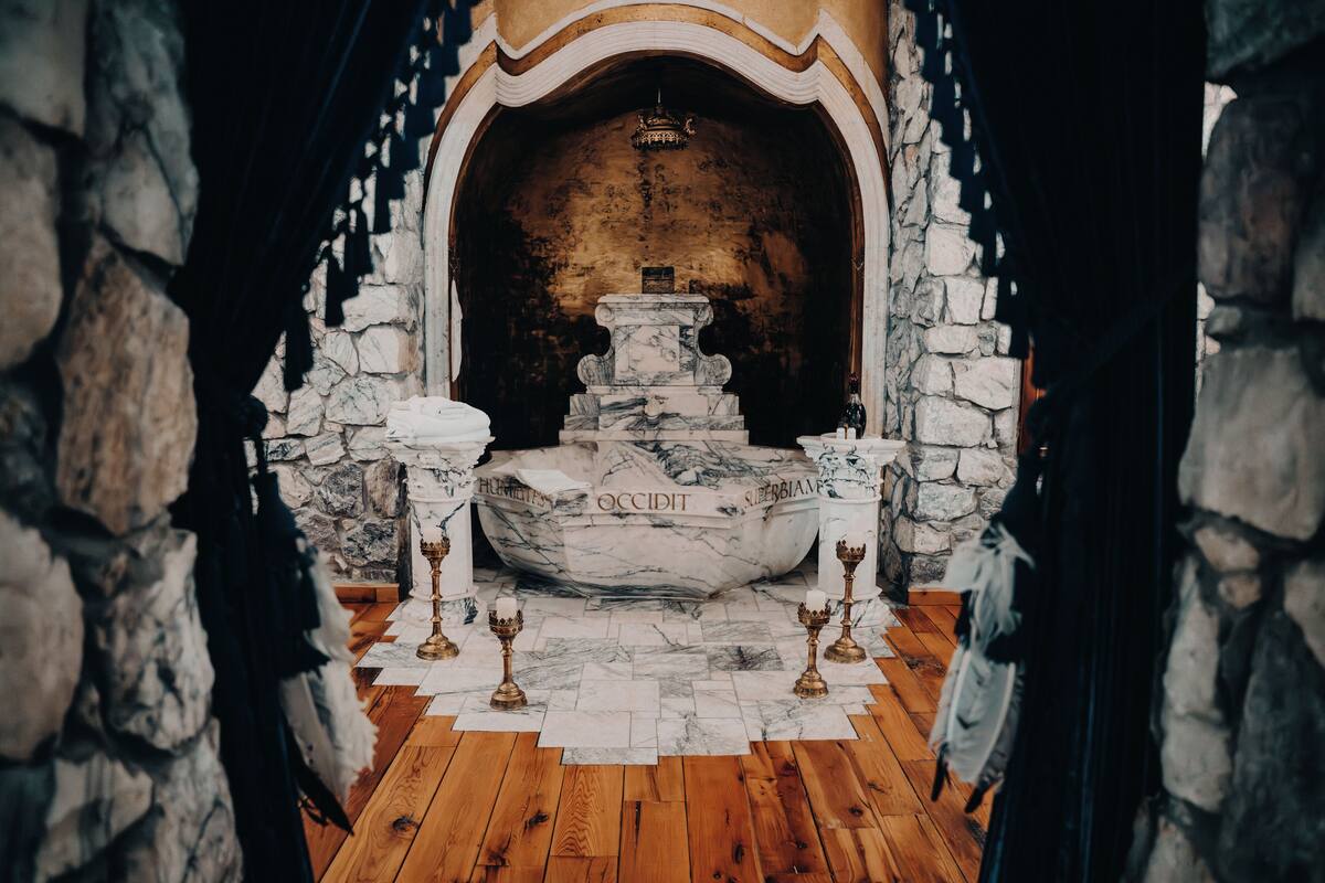 Sacred Suites | Salle de bain | Articles de toilette gratuits, sèche-cheveux, peignoirs, chaussons