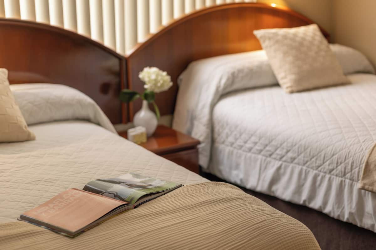 Kamar Double Junior | Selimut bulu angsa, minibar, brankas, dan ruang kerja ramah laptop