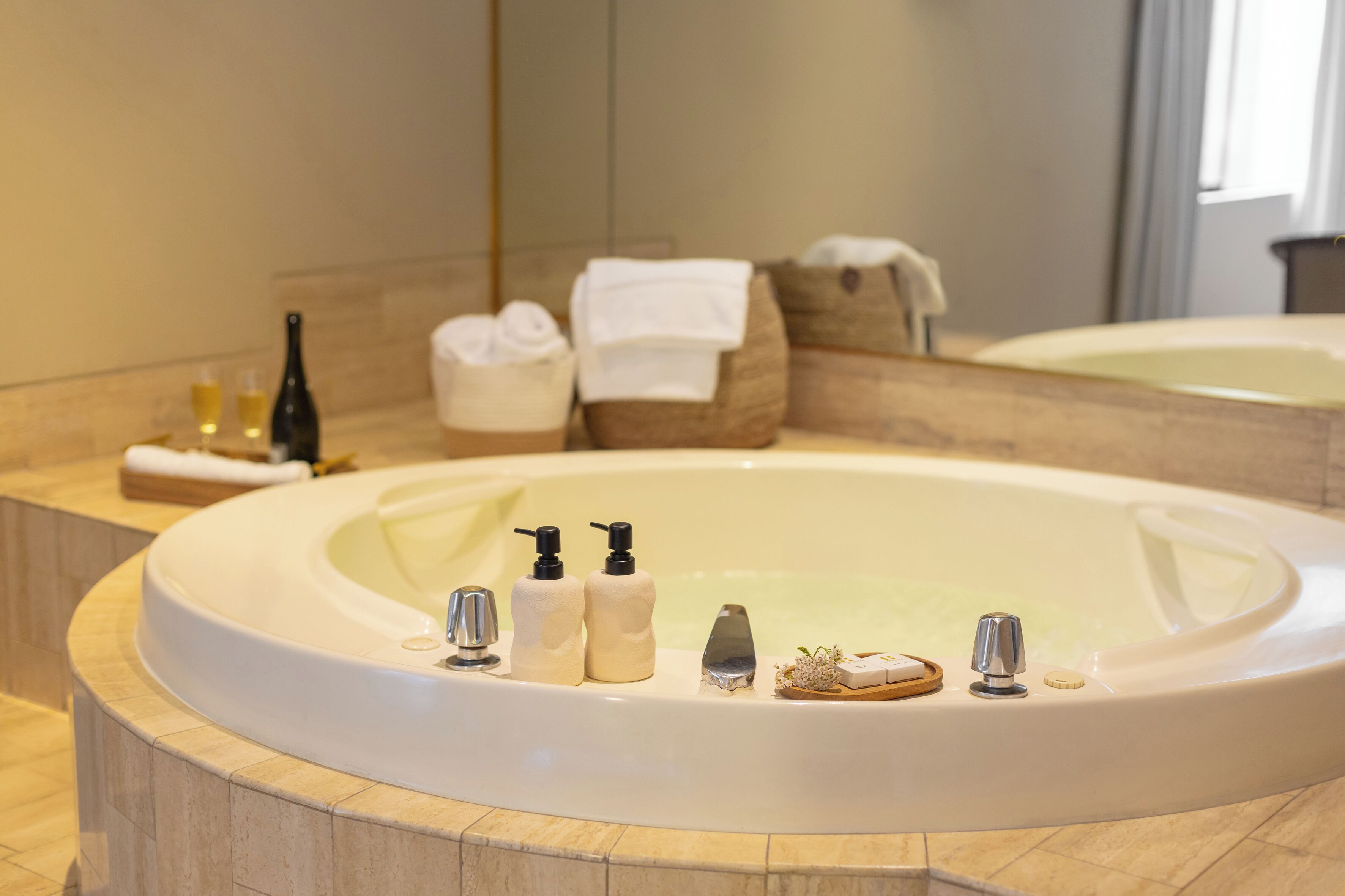 deluxe suite | down duvets, minibar, in-room safe, individually furnished