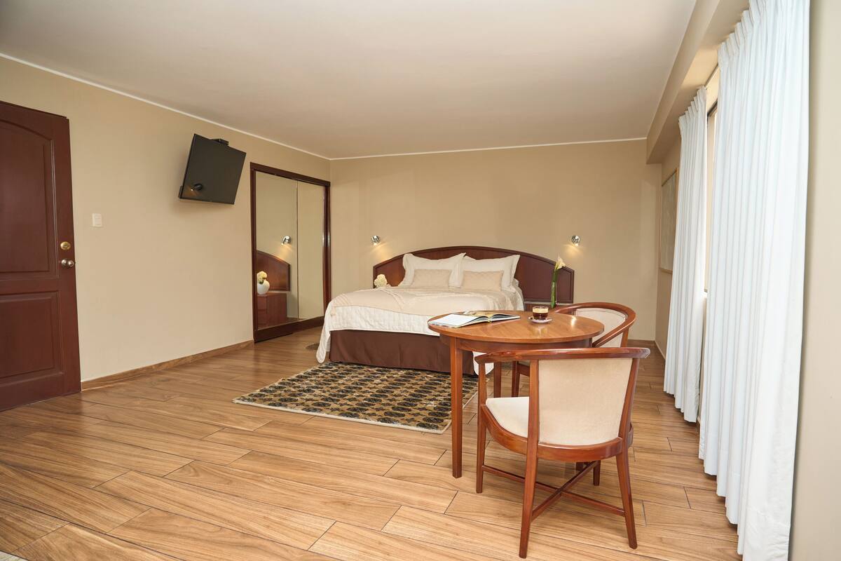 Deluxe Suite | Down comforters, minibar, in-room safe, laptop workspace