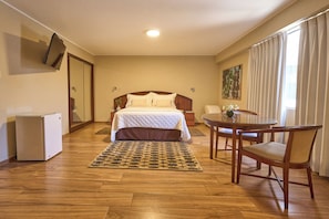 Deluxe-Suite | Daunenbettdecken, Minibar, Zimmersafe, laptopgeeigneter Arbeitsplatz