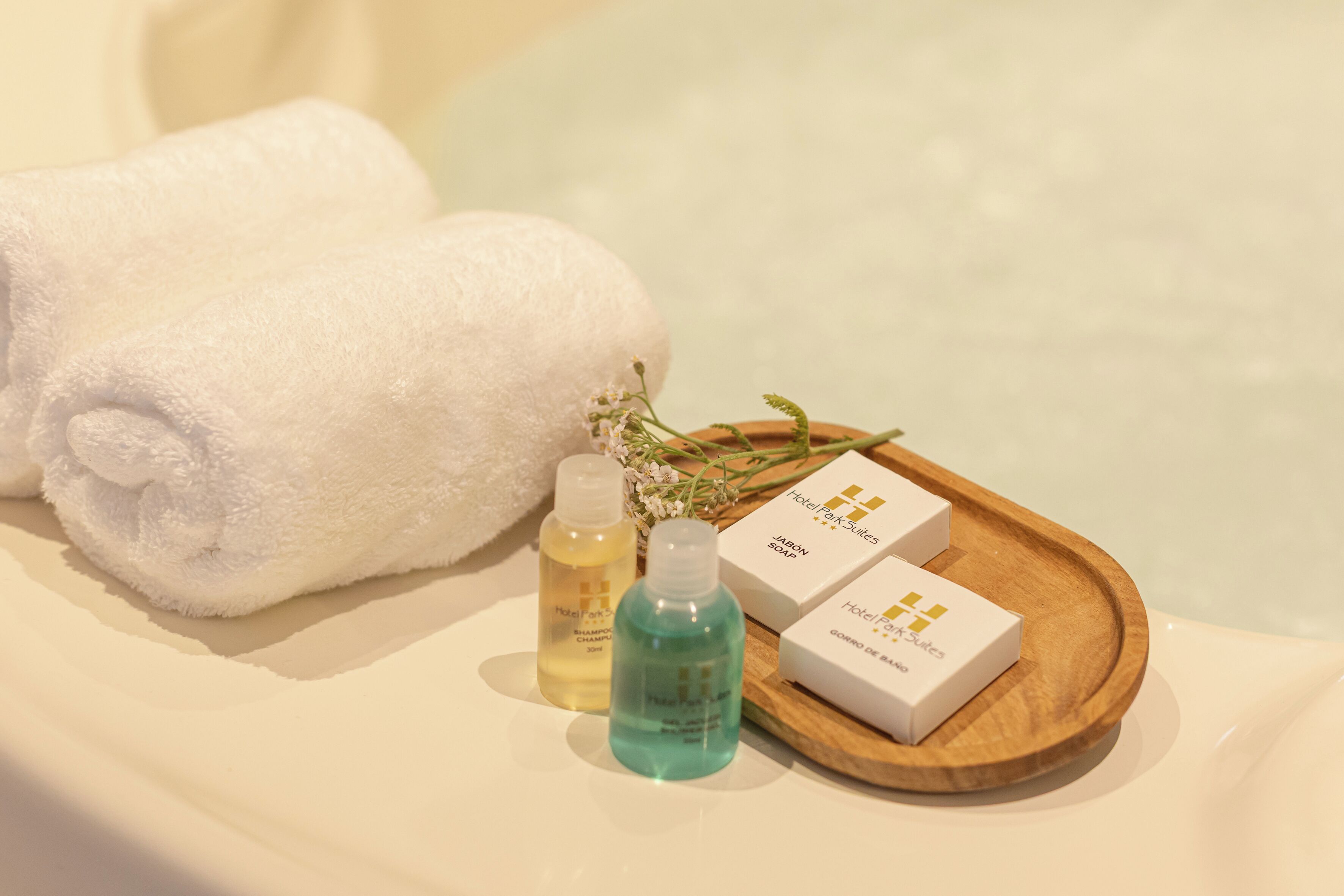 deluxe suite | down duvets, minibar, in-room safe, individually furnished