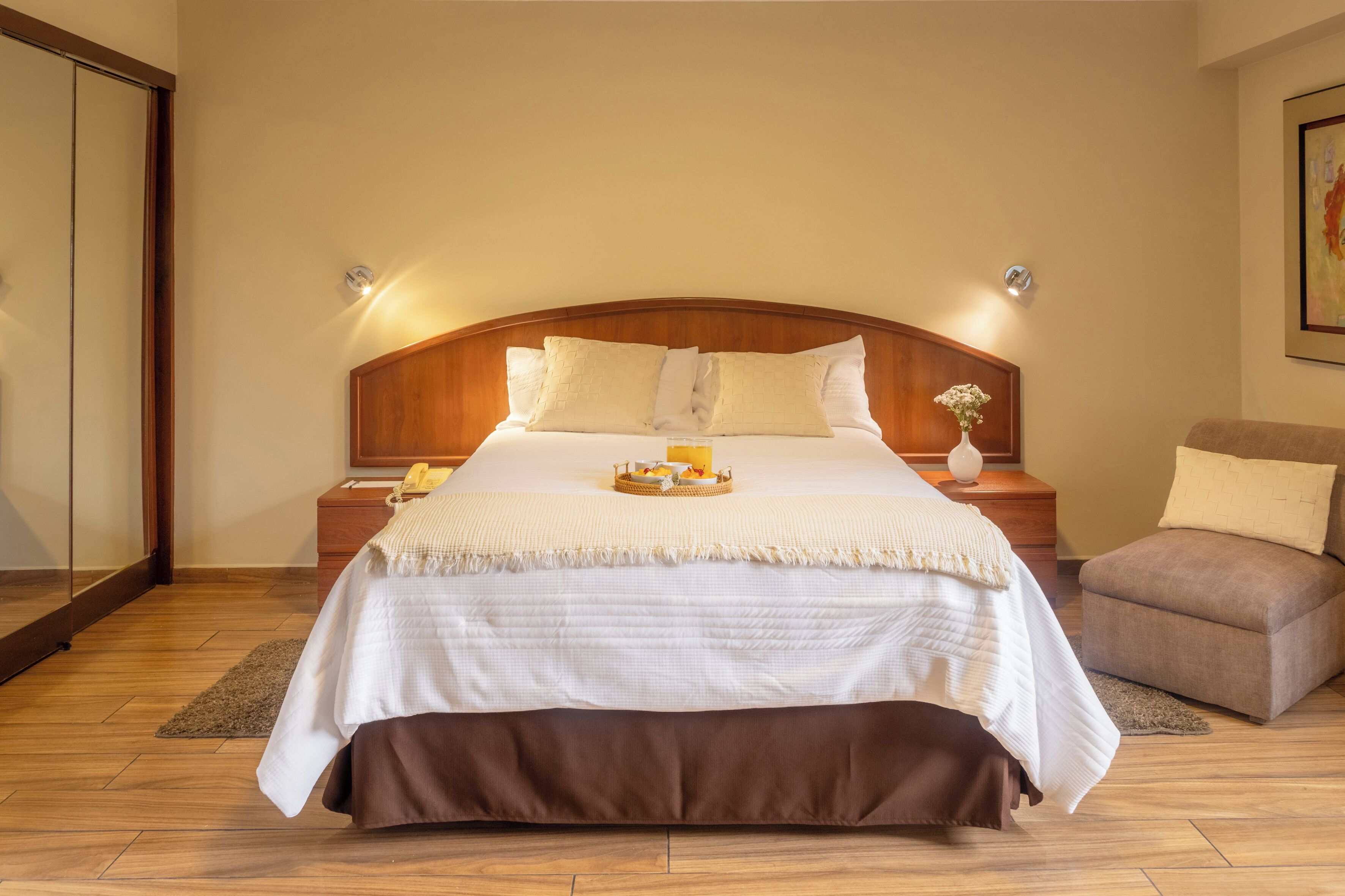 deluxe suite | down duvets, minibar, in-room safe, individually furnished