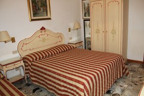 Habitación doble con cama supletoria | Caja fuerte, escritorio, wifi gratis
