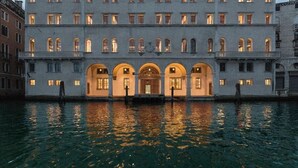 A historic building with multiple floors, arched windows, and a central entrance with a door. - Bed & Breakfast Barababao (Venice)
