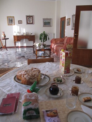 Free daily continental breakfast - Casa Rachele (Piano di Sorrento)