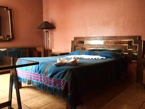 Single Room | Individually decorated, individually furnished, iron/ironing board