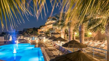 Piscine extérieure (ouverte en saison), parasols de plage