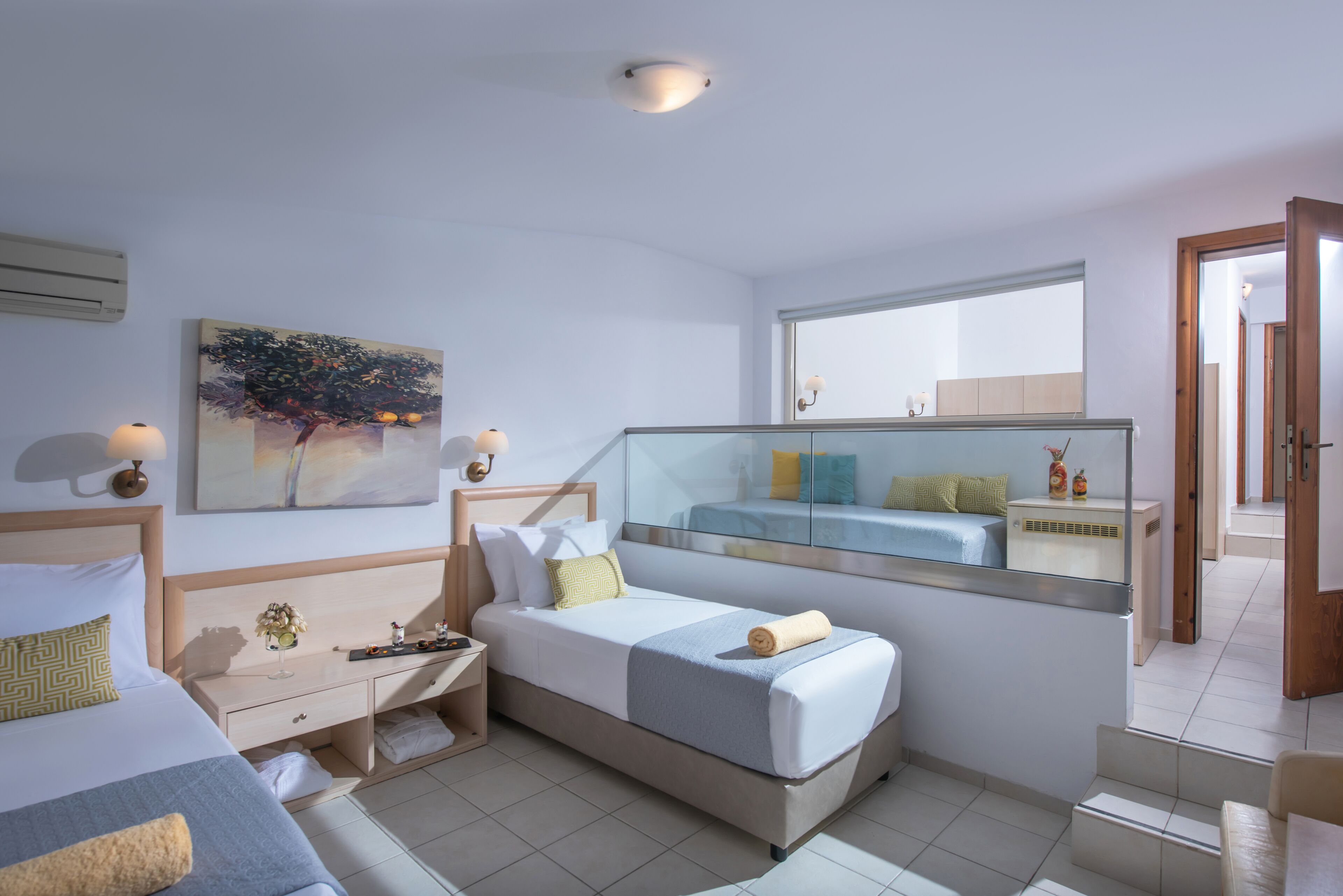 Une chambre d’hôtel moderne, équipée d’un lit, d’un bureau, d’une chaise, d’une fenêtre et d’un tableau au mur.
