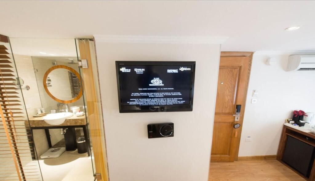 premium bedding, pillow-top beds, minibar, in-room safe